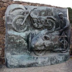 Monumento a Paco Bultó en el Circuito de Cataluña con una Bultaco Sherpa T (arriba) y una <span style="color: #ff0000;"><em><strong>Montesa</strong></em></span> Sprint (abajo).