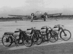 Las motocicletas que iban a cometir en el aeropuerto de El Prat. La expedición a Assen fue despedida por un gran grupo de aficionados.