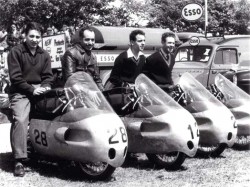 Los pilotos oficiales de <span style="color: #ff0000;"><em><strong>Montesa</strong></em></span> que Francisco X. Bultó desplazó al TT de 1956, y que acabaron en segundo, tercer y cuarto puesto respectivamente, todos ellos a los mandos de sendas Montesa Sprint.