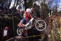 Marc Colomer con el prototipo de la <em><strong><span style="color: #ff0000;">Montesa</span>-Cota 315R</strong></em> en 1996