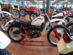 <span style="color: #ff0000;"><em><strong>Montesa</span> Enduro H7 125</strong></em> de 1983 equipada con el motor <em>Alcor</em> y que está expuesta en el museo  <em><strong>mNACTEC</strong></em> de Tarrasa , en la exposición permanente <em><strong>Viva <span style="color: #ff0000;">Montesa</strong></em></span> que reune la colección de Pere Permanyer.<br>En la parte delantera se puede observar un bulto que sobresale y que es el pistón añadido en este motor <em>Alcor XLV.</em> 