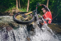 Toni Bou haciendo el 'cabra' entre piedras y agua con su nueva <em>Cota 300RR</em>
