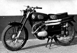 <span style="color: #ff0000;"><em><strong>Montesa</span> Brio 80 de Campo</strong> </em>.  Este modelo, conocido como '<em><strong>La Cabra</strong> </em>' fue la adaptación de una <em><strong>Brio 80</strong> </em> para su uso fuera de carratera.
