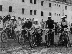 El Valle de Boí fue siempre un lugar remoto. Los vecinos de más edad recuerdan como en el verano de 1945 se dejaron ver en el lugar cinco motos, los primeros vehículos a motor que llegaron al lugar.<br>La marca <span style="color: #ff0000;"><em><strong>Montesa</strong></em></span> hizo una demostración de las posibilidades técnicas de sus máquinas y las llevó hasta el Valle de Boí, como hoy se haría con una expedición al Himalaya. 
