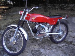 La <span style="color: #ff0000;"><em><strong>Montesa</span> Fura 49</strong></em> de 49 c.c. y de 1970. Era una moto Parecida a la Cota 247 pero mas pesada, con cambio de tres velocidades al puño, peores suspensiones, curiosamente con llantas de aluminio pero con neumaticos de carretera delante y cross detras.