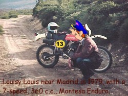El autor corrió con las <em>Enduro</em> para <span style="color: #ff0000;"><em><strong>Montesa</strong> </em></span>y tuve varias 250 c.c. y 350 c.c.-<br /></span></p> <p style="text-align: justify;">En la 'afoto' voy con una <span style="color: #ff0000;"><em><strong>Montesa</span> Enduro</strong> </em> camino del Puerto de Malangosto, para ver si era verdad lo que decia D. Juan Ruiz (Arcipreste de Hita) en su Libro de Buen Amor:</p> <p style="padding-left: 60px;"><span style="color: #ff0000;">Pasando yo una mañana</span><br /><span style="color: #f00f00;"> el puerto de Malangosto</span><br /><span style="color: #f00f00;"> asaltóme una serrana</span><br /><span style="color: #ff0000;"> tan pronto asomé mi rostro.</span><br /><span style="color: #ff0000;"> -“Desgraciado, ¿dónde andas?</span><br /><span style="color: #ff0000;"> ¿Qué buscas o qué demandas</span><br /><span style="color: #ff0000;"> por aqueste puerto angosto?”</span></p>