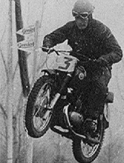 Pedro Pi en el I Moto-Cross Internacional de Barcelona qe lo corrió con una <span style="color: #ff0000;"><em><strong>Montesa</span> Brio 110</strong> </em> practicamente de serie.