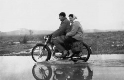 Pere Penmanyer y señora, Dña. Rosa Mon, comenzando las vacaciones, con su 'burra', una <em><span style="color: #ff0000;"><strong>Montesa</em></span></strong> ¡claro! Corria el verano de 1946.
