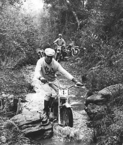 Pedro Pi (con sus eternos pantalones blancos) y la Cota-247 en una prueba de trial en el año 1969