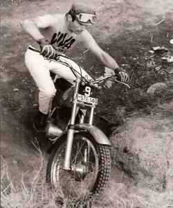Pedro Pi (con sus eternos pantalones blancos)  y la <span style="color: #ff0000;"><em><strong>Montesa</span> Trial 250</strong></em> en el Campeonato de España de Trial de 1968