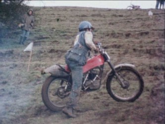 Una <span style="color: #ff0000;"><em><strong>Montesa</span> Cota 348 de 1976</strong></em> en 'Veinte veces más probable', corto de 1978.