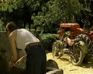 Una <span style="color: #ff0000;"><em><strong>Montesa</span> Cota 247 de 1972</strong></em> en 'Bosque de sombras', película de 2006.