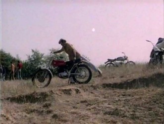 Una <span style="color: #ff0000;"><em><strong>Montesa</span> King Scorpion 250</strong></em> en 'Il brigadiere Pasquale Zagaria ama la mamma e la polizia' de 1973.