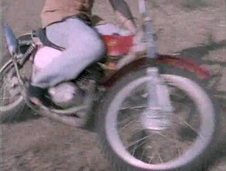 Una <span style="color: #ff0000;"><em><strong>Montesa</span> (desconocida)</strong></em> en 'Il brigadiere Pasquale Zagaria ama la mamma e la polizia' de 1973.