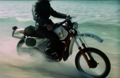 Una <span style="color: #ff0000;"><em><strong>Montesa</span> Enduro H6</strong></em> en 'Cristina y la reconversión sexual', película de 1984.