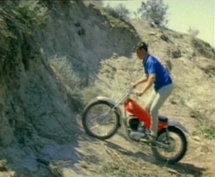 Una <span style="color: #ff0000;"><em><strong>Montesa</span> Cota 247 de 1970</strong></em> en 'En cualquier domingo', película de 1971.