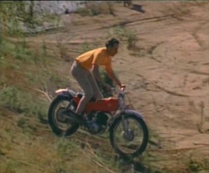 Una <span style="color: #ff0000;"><em><strong>Montesa</span> Cota 247 de 1971</strong></em> en 'En cualquier domingo', película de 1971.