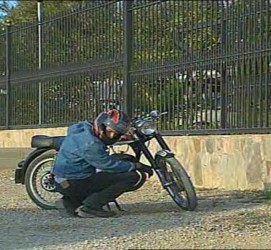 Una <span style="color: #ff0000;"><em><strong>Montesa</span> Impala Sport</strong></em> en 'El corazón de la ciudad', serie de TV entre  2000 y 2009.
