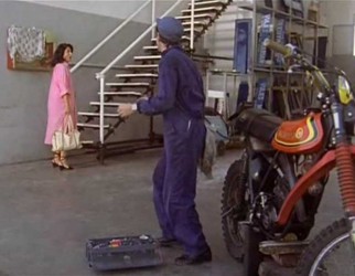 Una <span style="color: #ff0000;"><em><strong>Montesa</span> 250 H</strong></em> en 'Es peligroso casarse a los 60' de 1981