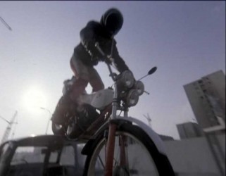 Una <span style="color: #ff0000;"><em><strong>Montesa</span> Cota</strong></em> en 'Fuente para Susan', película de 1986.