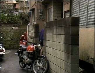 Una <span style="color: #ff0000;"><em><strong>Montesa</span> Impala 2</strong></em> en 'Za ginipiggu 4: Manhoru no naka no ningyo' de 1988.