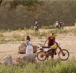Una <span style="color: #ff0000;"><em><strong>Montesa</span> Enduro 125 H6</strong></em> de 1981, en 'Héroes' de 2010.