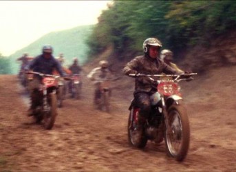 Una <span style="color: #ff0000;"><em><strong>Montesa</span> Cappra</strong></em> en 'Il tuo vizio è una stanza chiusa e solo io ne ho la chiave' de 1972
