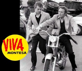 James Caan y una <span style="color: #ff0000;"><em><strong>Montesa</span> Cota 247</strong></em> en San Francisco.<br>James Caan hizo solo algunos primeros planos y recorridos a baja velocidad en la <span style="color: #ff0000;"><em><strong>Montesa</span></strong></em>, aunque las espectaculares acrobacias en motocicleta alrededor de algunos puntos de referencia de San Francisco fueron realizadas por el extra Mike Bast (a la izquierda de la imagen).<br>Para ver un 'trailer en YouTube pulse <a href="http://www.youtube.com/watch?v=h7FxknaVQ0A" target="_blank"><strong>AQUÍ</strong></a>.