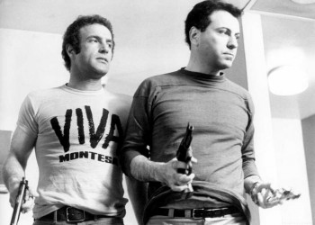 James Caan vistiendo una camiseta de <em><strong>Viva <span style="color: #ff0000;">Montesa</span></strong></em> en la película 'Una extraña pareja de polis' de 1974.<br>Para ver un 'trailer en YouTube pulse <a href="http://www.youtube.com/watch?v=h7FxknaVQ0A" target="_blank"><strong>AQUÍ</strong></a>.