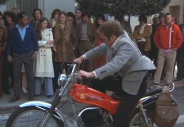 James Caan y una <span style="color: #ff0000;"><em><strong>Montesa</span> Cota 247</strong></em> en las calles de San Francisco en la película 'Una extraña pareja de polis' de 1974, comentada anterioriormente.<br>Para ver un 'trailer en YouTube pulse <a href="http://www.youtube.com/watch?v=h7FxknaVQ0A" target="_blank"><strong>AQUÍ</strong></a>.