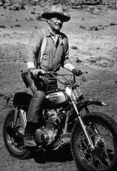El Duke (John Wayne) demuestra que para ser vaquero hacen falta muchos 'caballos (no sólo uno), y estos en forma de moto.