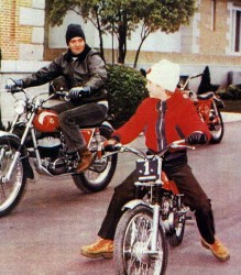 El entonces rey de España, Juan Carlos I ( sobre una <i>Bultaco</i> ) y su hijo, el principe de Asturias. (actual rey Felipe VI, sobre una <span style="color: #ff0000;"><em><strong>Montesa</strong></em></span>)