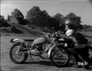 Una <span style="color: #ff0000;"><em><strong>Montesa</span> Cota</strong></em> en 'Karatekas & Co.', mini-serie de TV de 1973.