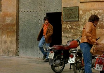 Una <span style="color: #ff0000;"><em><strong>Montesa</span> Brio 110</strong></em> en 'La mala educación' de 2004