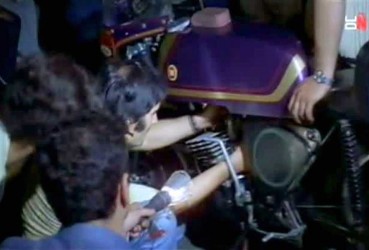 Una <span style="color: #ff0000;"><em><strong>Montesa</span> Rápita</strong></em> de 1973 en 'Larga noche de julio' de 1974.