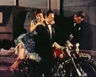 Una <span style="color: #ff0000;"><em><strong>Montesa</span> Brio de 1957</strong></em> en 'Las chicas de la Cruz Roja'. película de 1958