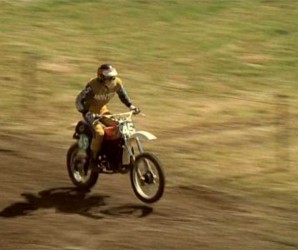 Una <span style="color: #ff0000;"><em><strong>Montesa</span> Cappra</strong></em> en 'Los pequeños fugitivos' de 1979