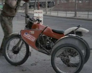Una <span style="color: #ff0000;"><em><strong>Montesa</span> Cota 247</strong></em> en 'Los Violadores', película de 1981.