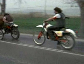 Una <span style="color: #ff0000;"><em><strong>Montesa</span> Enduro H6</strong></em> en 'Los Violadores', película de 1981.