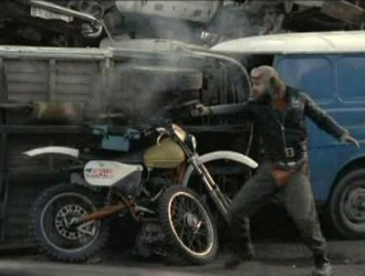 Una <span style="color: #ff0000;"><em><strong>Montesa</span> (desconocida)</strong></em> en 'Los Violadores', película de 1981.