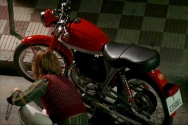 Una <span style="color: #ff0000;"><em><strong>Montesa</span> Impala 250 Sport</strong></em> de 1969 en 'La mala educación' de 2004.