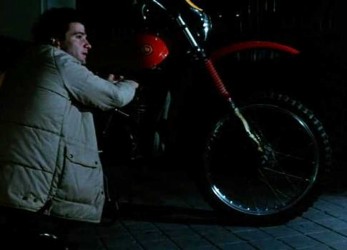 Una <span style="color: #ff0000;"><em><strong>Montesa</span> Cappra</strong></em> en 'Mil gritos tiene la noche' de 1982