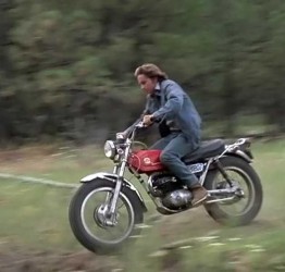 Una <span style="color: #ff0000;"><em><strong>Montesa</span> King Scorpion</strong></em> en 'Napoleon y Samanta' de 1972