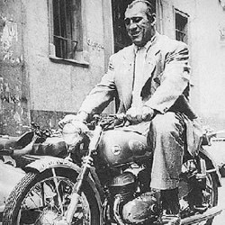 Primo Carnera, ex-campeón del mundo de boxeo y experto motorista, probó una <span style="color: #ff0000;"><em><strong>Montesa</span> Brio 81</strong></em> durante su estancia en Madrid en el verano de 1957.