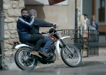 Una <span style="color: #ff0000;"><em><strong>Montesa</span> Enduro</strong></em>, en 'El padre de Caín', serie de TV de 2016.