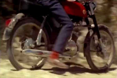 Una <span style="color: #ff0000;"><em><strong>Montesa</span> Indiana</strong></em> de 1965 en 'Jaque mate' de 1969.