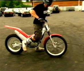 Una <span style="color: #ff0000;"><em><strong>Montesa</span> Cota</strong></em> en 'Quinta Velocidad' serie de TV de 2002 a 2019.