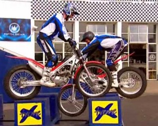 Una <span style="color: #ff0000;"><em><strong>Montesa</span> Cota 4RT</strong></em> en 'Quinta Velocidad' serie de TV de 2002 a 2019.