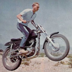 Steeve Mac Queen ha sido siempre un gran amante de las motos. En la foto le vemos con una <em>Triumph Metisse 650</em> en el año 1966.