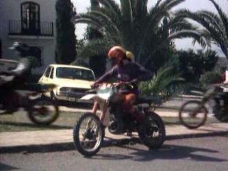 Una <span style="color: #ff0000;"><em><strong>Montesa</span> Cappra</strong></em> en 'Verano Azul', serie de TV de los años 1981-1982